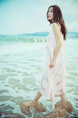 组图：张俪唯美写真 海滩奔跑清纯可人