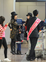 组图：李湘一家三口现身机场 萌萝莉呆坐行李箱