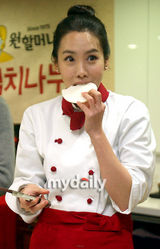 幻灯图集：金正恩等参加公益活动 展示厨艺做泡菜