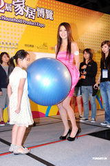 幻灯图：周秀娜澳门举行签名会 与fans隔球拥抱