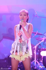 组图：李克勤郑欣宜开唱 鼓励年青人追梦