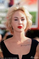 组图：《乌克兰》首映 女权团体成员举臂高呼