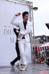 组图：吴建豪台北签唱惜肉如金湿背猛擦汗