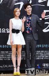 组图：李钟硕尹相铉再合作 挽手飞吻欢乐多