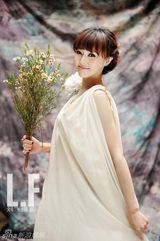 组图：唐嫣纯美写真 春天仙子笑容明媚