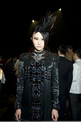 组图：尚雯婕出席大牌十周年秀 成唯一献唱嘉宾