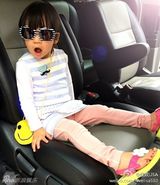 组图：陈浩民妻子晒儿女照 姐弟情深呆萌可爱