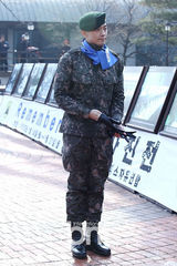 组图：韩星Rain军装帅气亮相爱国竞走大赛
