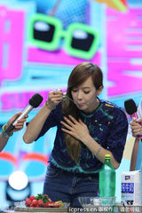 高清图：宋茜代班主持快本秀劲歌热舞变美厨娘