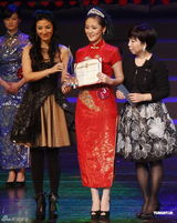 组图：黄奕出席颁奖活动 被刘仪伟逗乐仪态全无