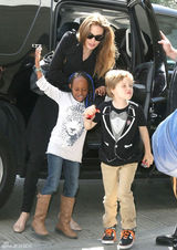 高清图：朱莉带女儿现身机场 希洛男生装扮可爱