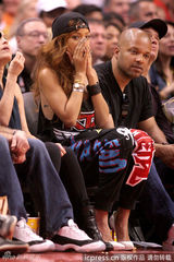 组图：蕾哈娜观战NBA忘情吃零食翻白眼