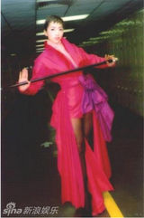策划：回顾梅艳芳经典舞台 百变造型成传奇