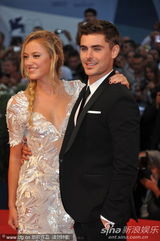 组图：《不顾一切》首映 埃夫隆帅气编剧美背抢镜