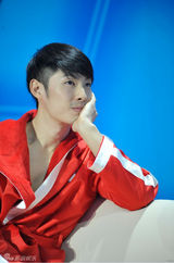 组图：《星跳水立方》吴建豪展露腹肌