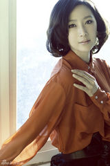 组图：赵子惠粉红写真展知性妩媚