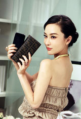 组图：霍思燕拍广告优雅美丽 解读精巧外观玲珑心