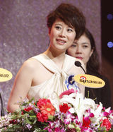 高清组图：海清获网络盛典年度最具人气演员荣誉 