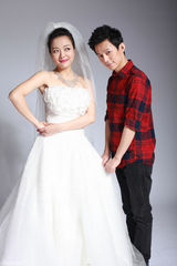 组图：杨乐乐何炅七夕牵手秀婚纱 演绎苦情小三