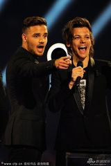 组图：单向乐队获全球成功奖 五子现场调戏奖杯