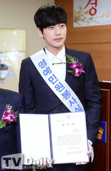 组图：朴海镇模范纳税 金荷娜刘仁娜美艳