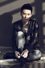 组图：《圣天门口》热播 程皓枫帅气皮衣写真