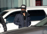 组图：张杰独自回京 黑衣蒙面玩神秘