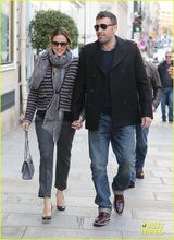 组图：本-阿弗莱克与詹妮弗-加纳巴黎逛街十指紧扣