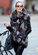 高清组图：超模亚历山大-安布罗休街拍皮草上身