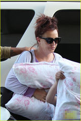 组图：小甜甜布兰妮素颜出行 胸部下垂