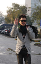 高清图：贾乃亮街拍LOOK开衫毛衣搭配温暖围巾