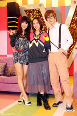 组图：萧亚轩上瑶瑶节目宣传新碟 自曝不爱大胸