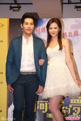 安心亚白纱短裙秀美腿 大方拥抱蓝正龙