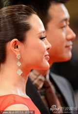 组图：佟大为关悦戛纳走秀 夫妻恩爱形影不离