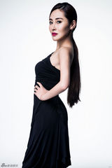 组图：王澜霏登杂志封面 优雅大气女王范儿十足