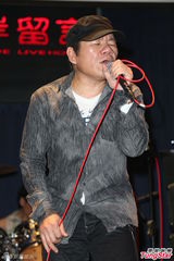 组图：赵传开个唱 黄嘉千性感露背现身力挺