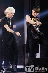 组图：韩团BEAST时隔1年回归开唱 献新曲首舞台