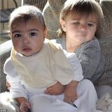 组图：金-卡戴珊毛绒装携女外出 拒女儿穿名牌