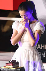 组图：汤唯穿白裙扎马尾显清新 意外收获生日祝福