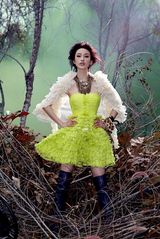 组图：张俪写真秀美背 性感时尚气质神秘