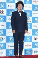 组图：韩国际喜剧节红毯挤胸熊抱肉搏精彩不断