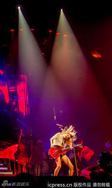 组图：泰勒红唇开唱秀美腿 狂放甩发野性魅力