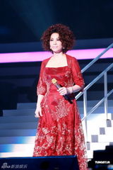 组图：蔡琴宝刀不老香港开唱 服装抢眼红袍闪金光