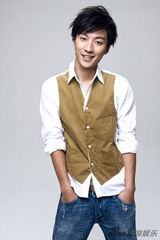 组图：乔任梁新造型庆23岁生日 加盟王小帅新片