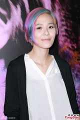 组图：歌手张悬香港开音乐会 炫彩短发超High