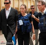 高清组图：安吉丽娜访问伊拉克 一路士兵同行似特工