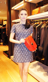 组图：张雨绮亮相活动展大秀玉腿不畏寒