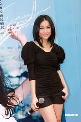 高清图：谢安琪穿热裤大学内与学生分享新歌 