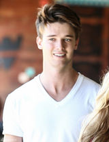 组图：希尔顿变装扑克女佣 阿诺长子扮亚里士多德