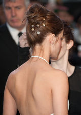 组图：艾玛沃特森白裙露长腿 眉目如画性感如虹